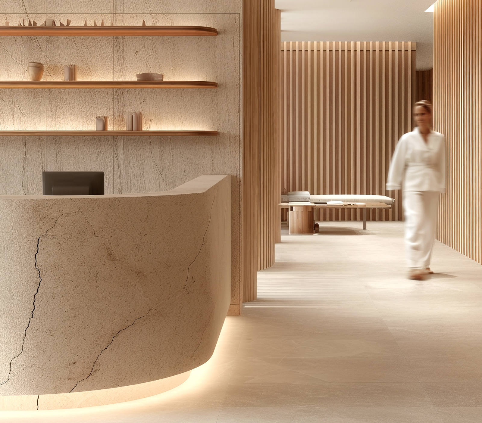 Cette image représente l'espace d'accueil d'un spa ou d'une clinique de bien-être moderne, caractérisé par un design minimaliste et luxueux. On y distingue un comptoir incurvé en marbre beige, des panneaux muraux en lattes de bois aux tons chauds, des étagères flottantes ornées de céramiques et un membre du personnel en uniforme blanc.